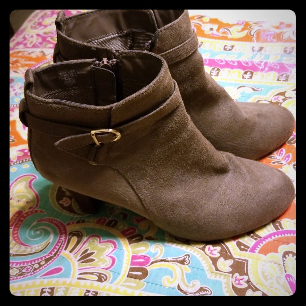 ****SOLD****Tan Merona Boots For Sale